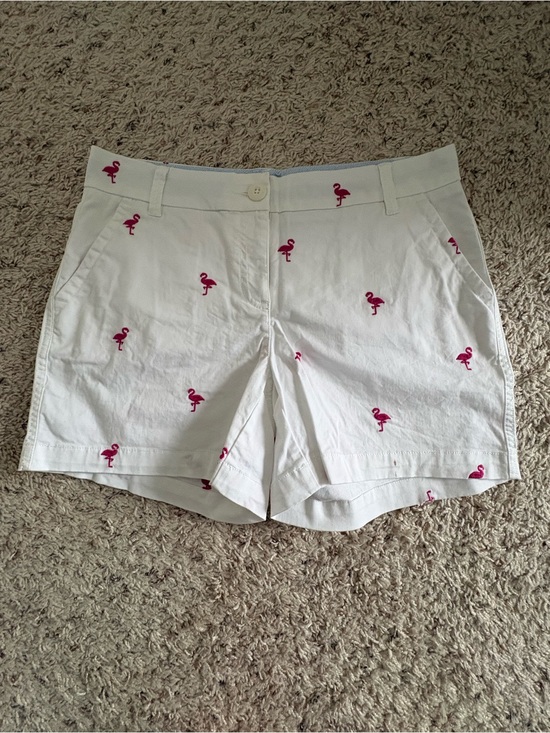 crown & ivy Pants - Crown & Ivy white shorts with pink flamingo print, size 4.